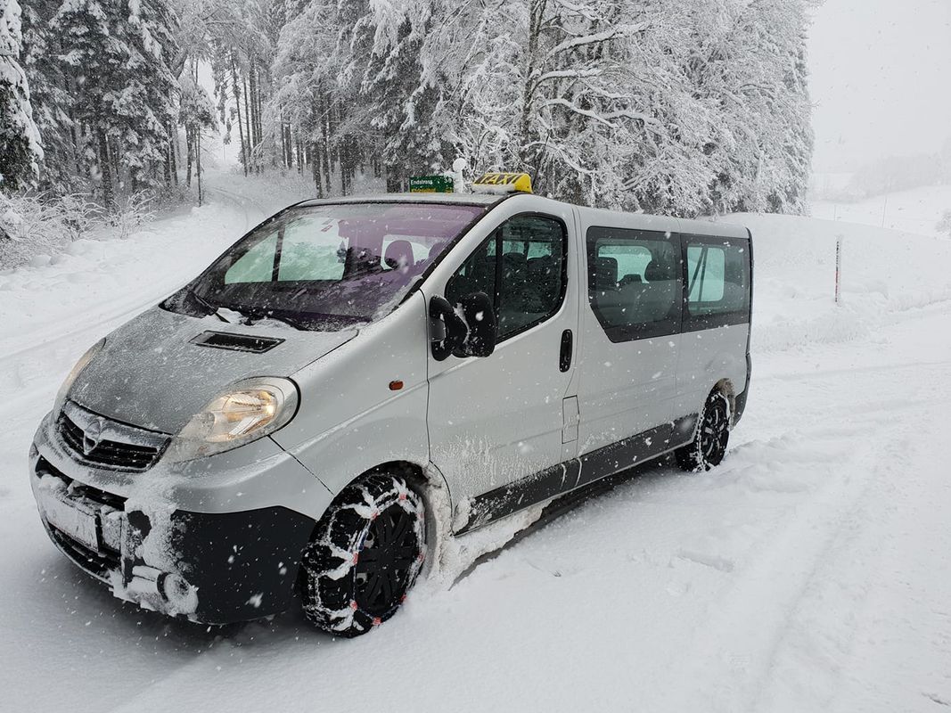 Großraumtaxi im Winter mit Ketten